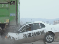 实测揭秘:高速上紧急刹车究竟是点刹还是踩死更安全?