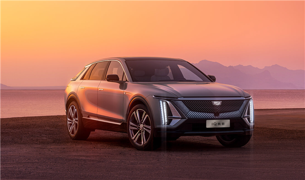 凯迪拉克新中型SUV“傲歌”宣传引起网友热议,海报内容暗指小米汽车