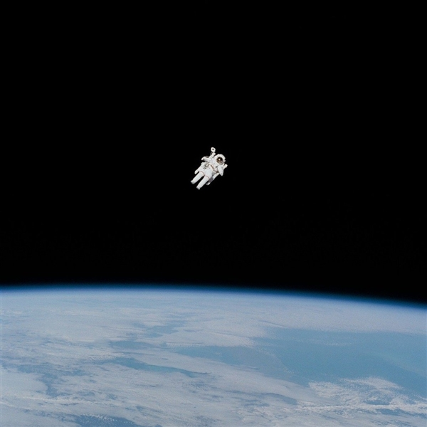 人类首次无系绳太空行走：背后是深渊，前方是自由