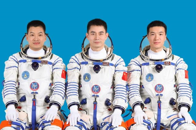 神舟十八号即将发射,全由“80后”航天员组成的乘组准备就绪