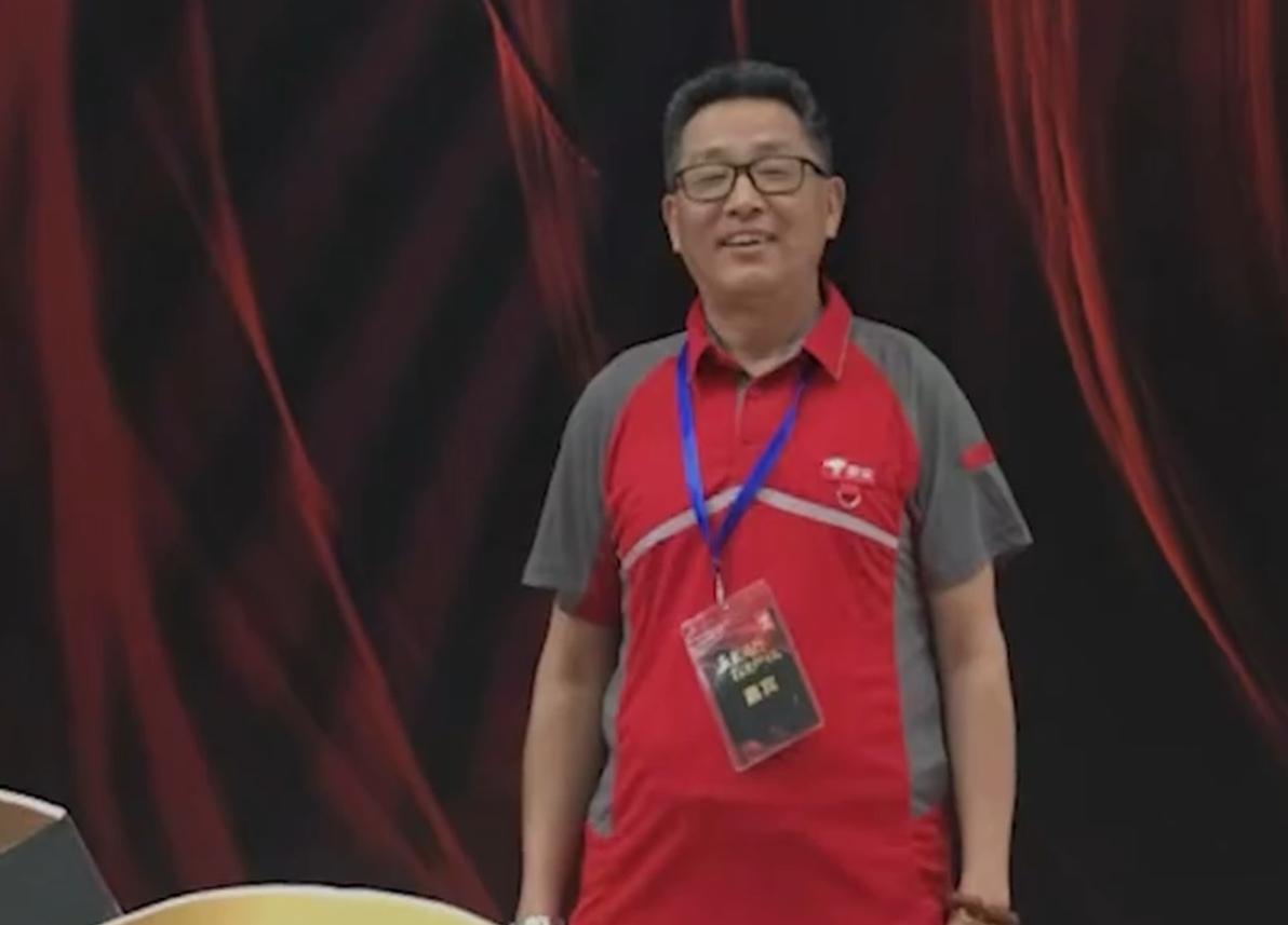 第一批快递小哥退休:享有丰厚保障,儿子接力同一公司
