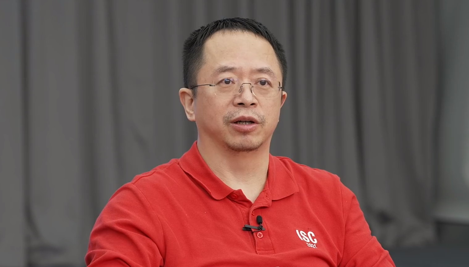 周鸿祎解释北京车展攀车顶原因:源于攀岩爱好,纯属意外
