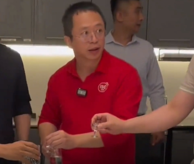 周鸿祎回应吃头孢不能喝酒遭质疑:当时的确有些不悦