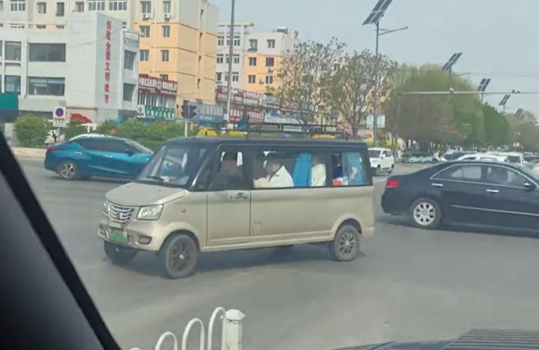 网友街头惊见加长版“老头乐商务车”,装载7人引发安全担忧
