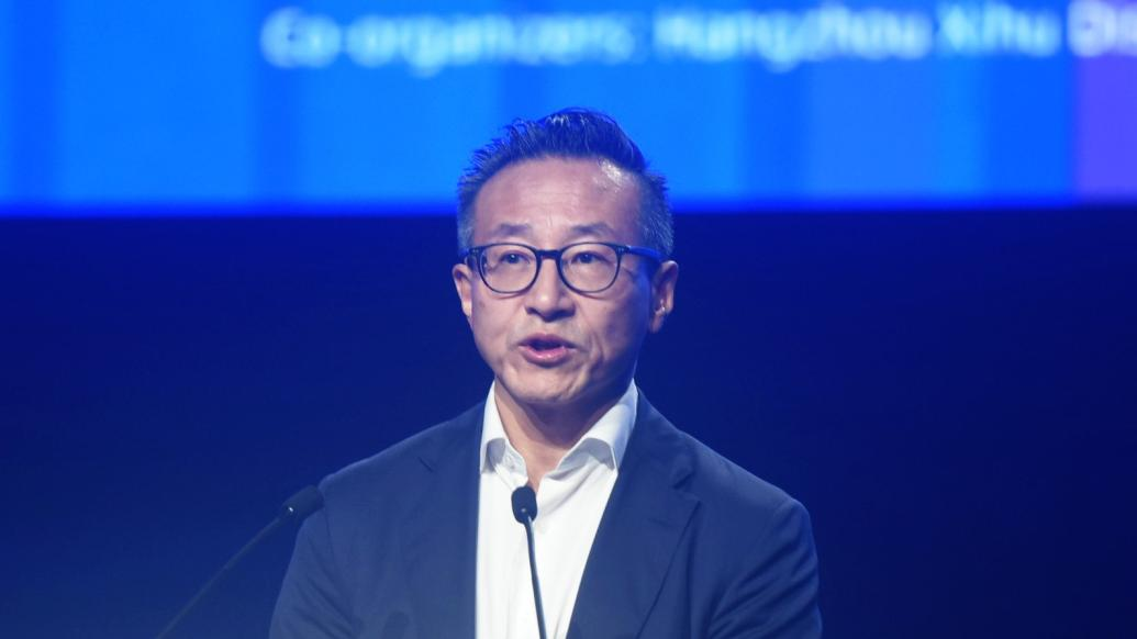 阿里蔡崇信最新发声:训练AI如同教育孩子 三四年内赶超博士水平