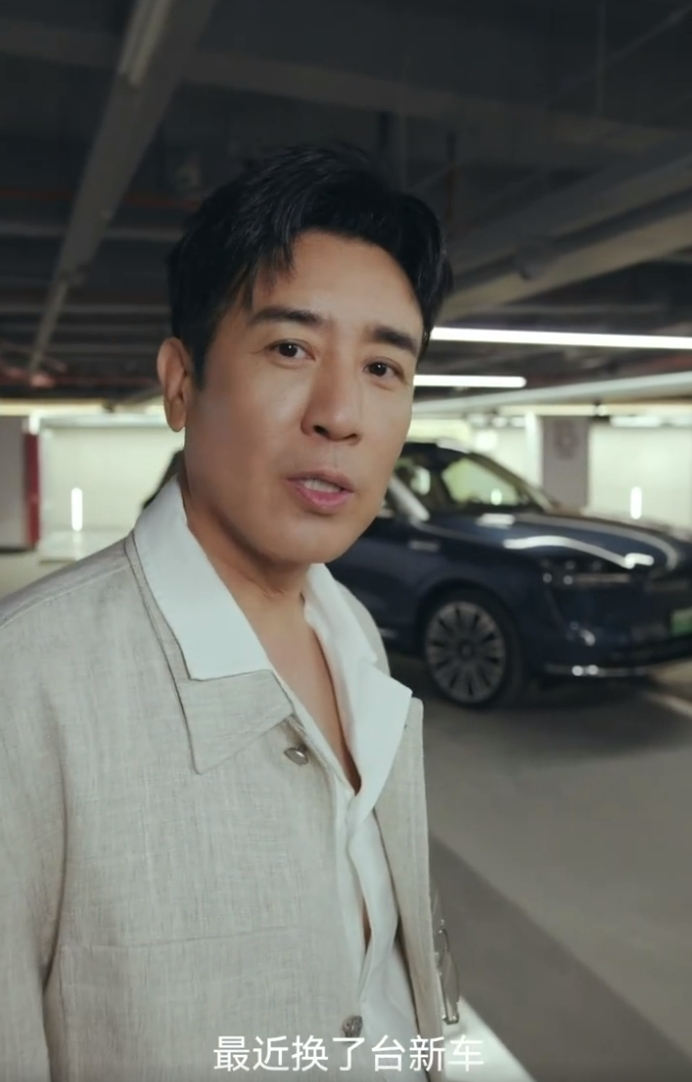 演员于和伟真情推荐问界M9,余承东盛赞:明星用户变身野生销售员,问界M9销量领跑豪华车市场