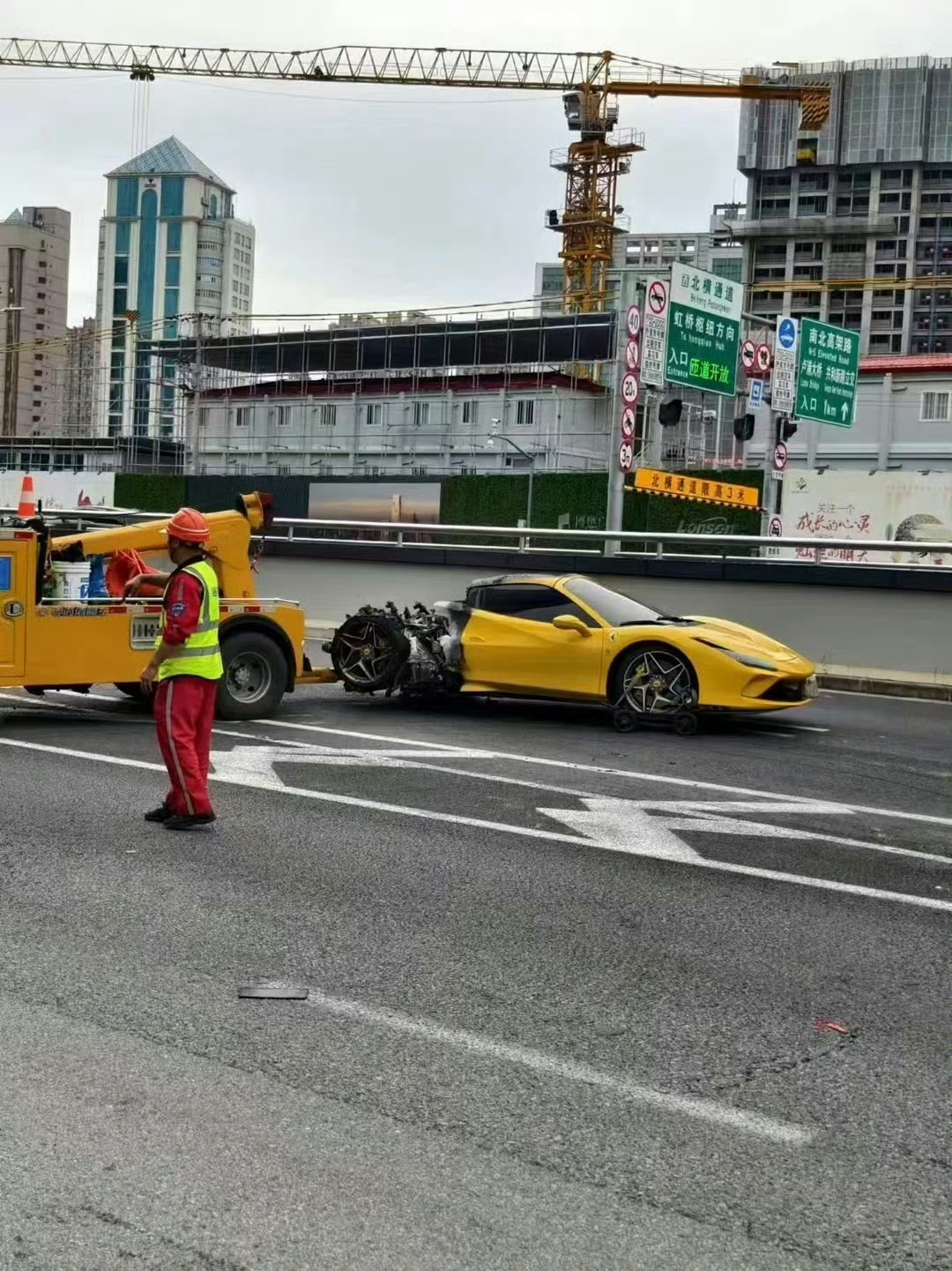 上海一法拉利F8行驶中自燃报废:博主曝代驾全程1挡行驶惹祸