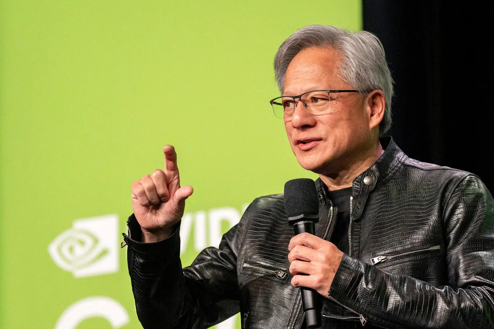 黄仁勋:下一波浪潮是物理AI,全新机器人时代即将到来