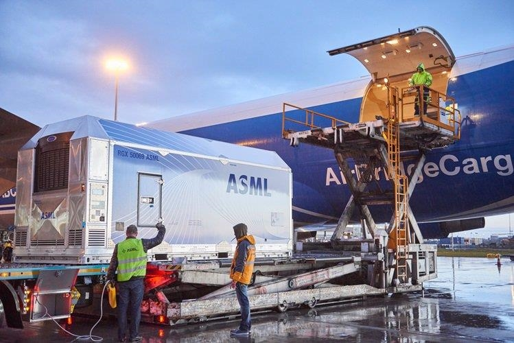 ASML前CEO:美国越封锁,中国越努力,先进光刻机中长期内难售中国