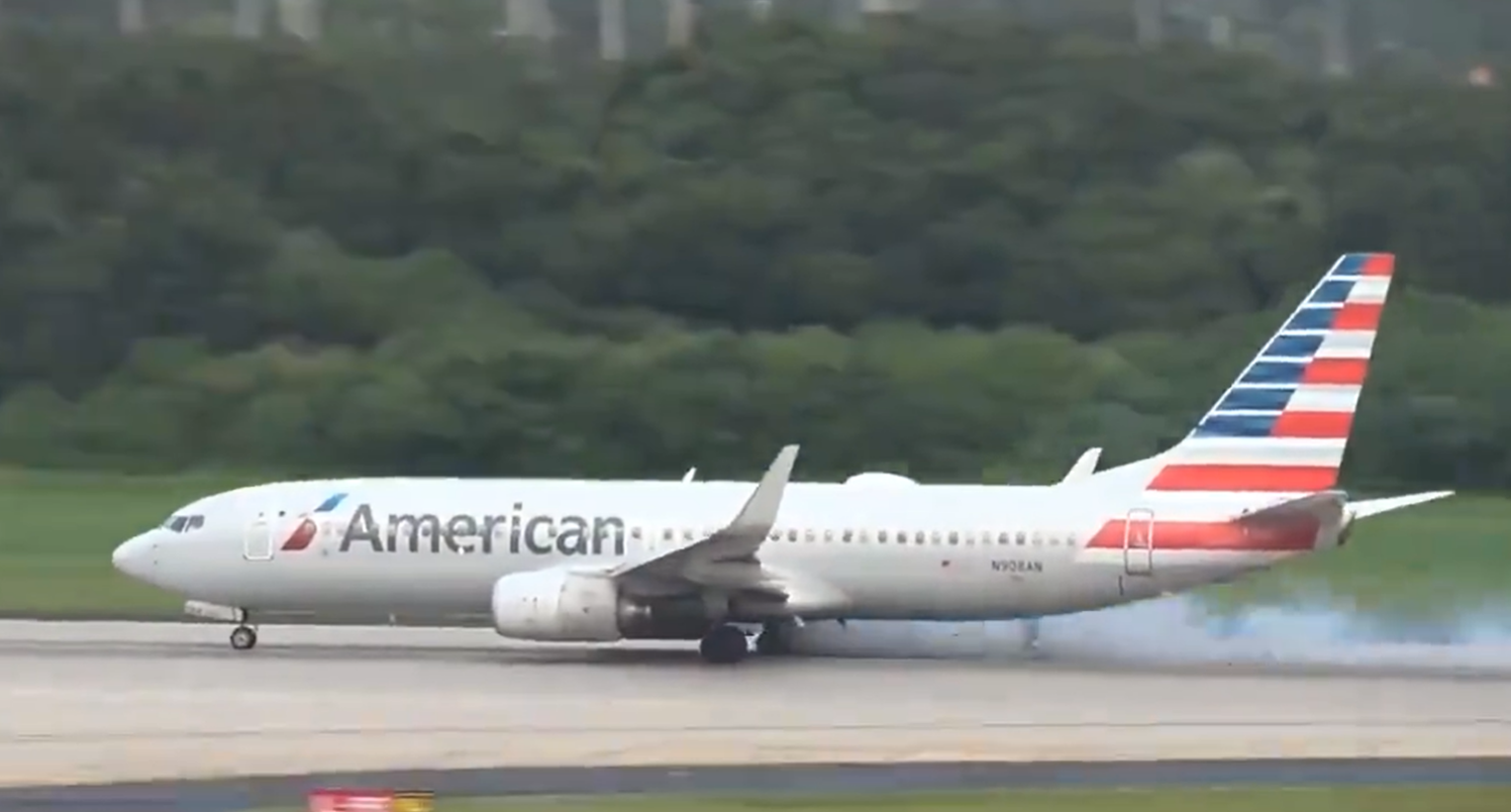 美国航空波音737-800客机起飞时爆胎事故再现,安全问题引发关注