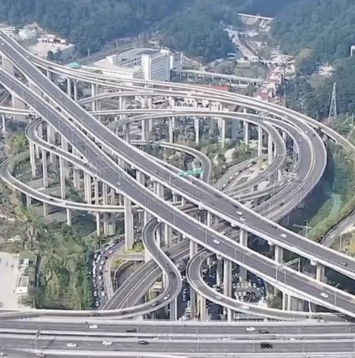 8D城市重庆挑战长城魏建军的驾驶技术:直播揭示智驾系统新高度