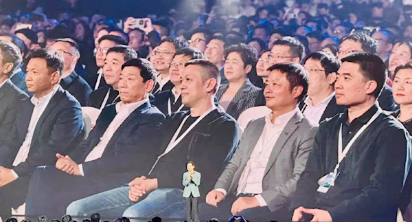 何小鹏、李想、李斌齐聚小米SU7发布会:何小鹏揭示出席原因——对雷军的尊敬与喜爱