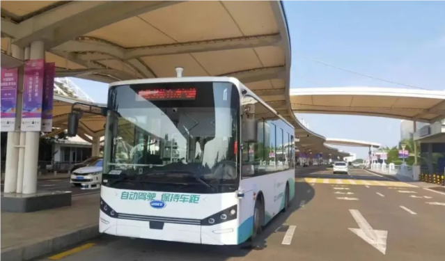 海南首个机场开放道路自动驾驶公交接驳车上线,旅客可免费乘坐