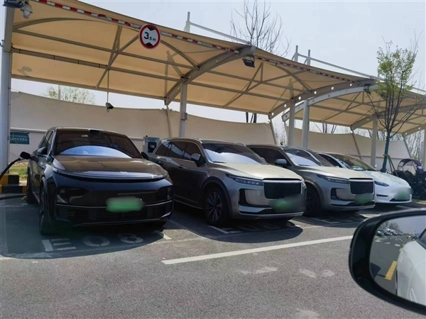 极氪副总裁分享高速充电桩现状:增程车与纯电车的矛盾及解决之道