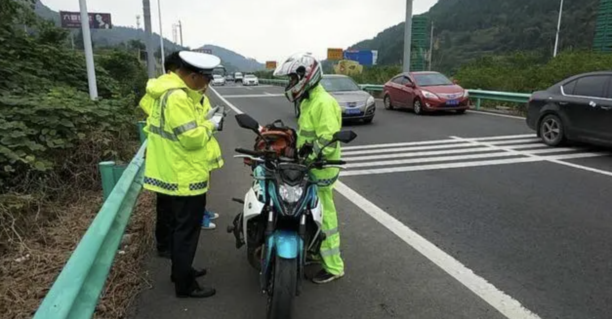 男子骑摩托车去考摩托车驾驶证被查:罚款1500元、扣9分