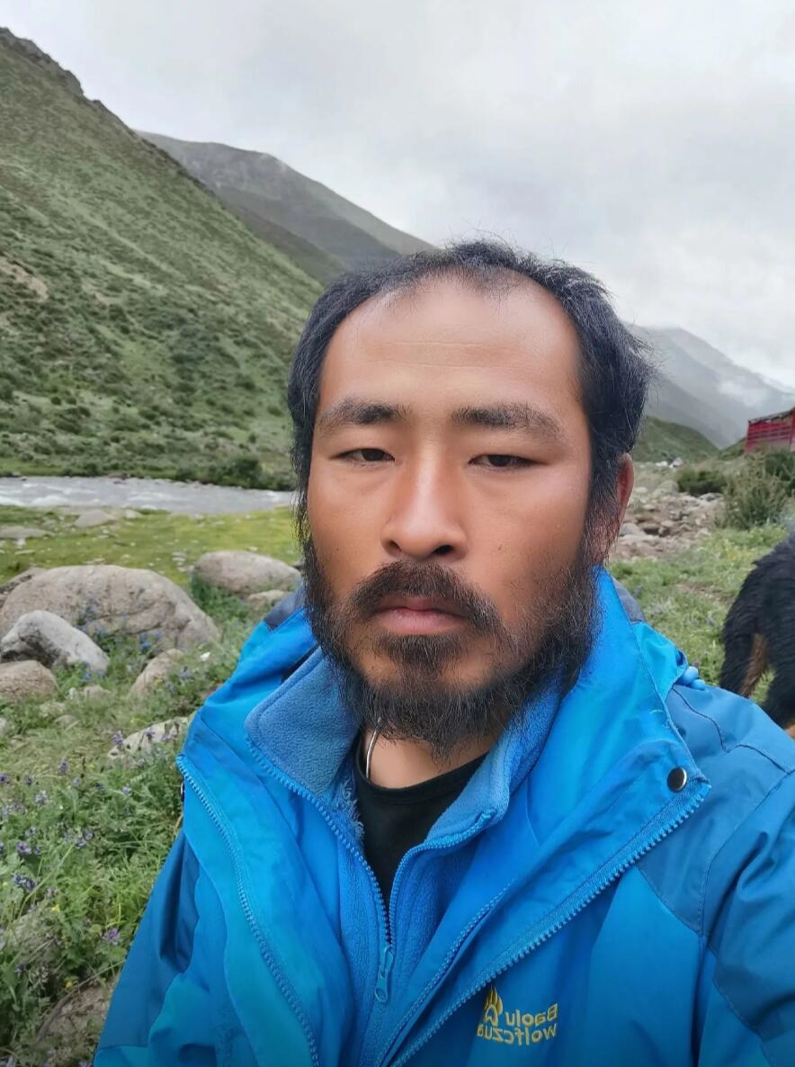 00后小伙失恋后徒步西藏:意外成为“沧桑大爷”