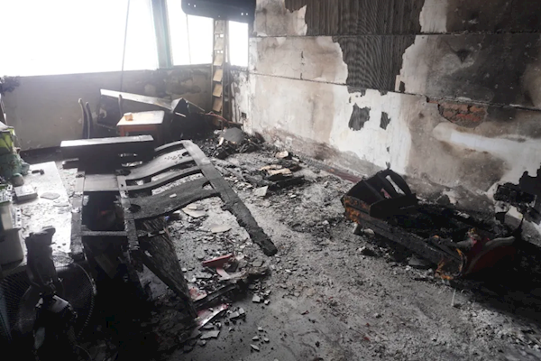 电动自行车锂电池充电爆炸,夫妻凌晨惊险逃生,灭火器无效