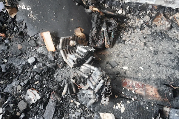 电动自行车锂电池充电爆炸,夫妻凌晨惊险逃生,灭火器无效