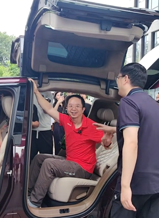 周鸿祎公布第六辆国产新能源车选择:体验中遇夹手小插曲的埃安昊铂HT