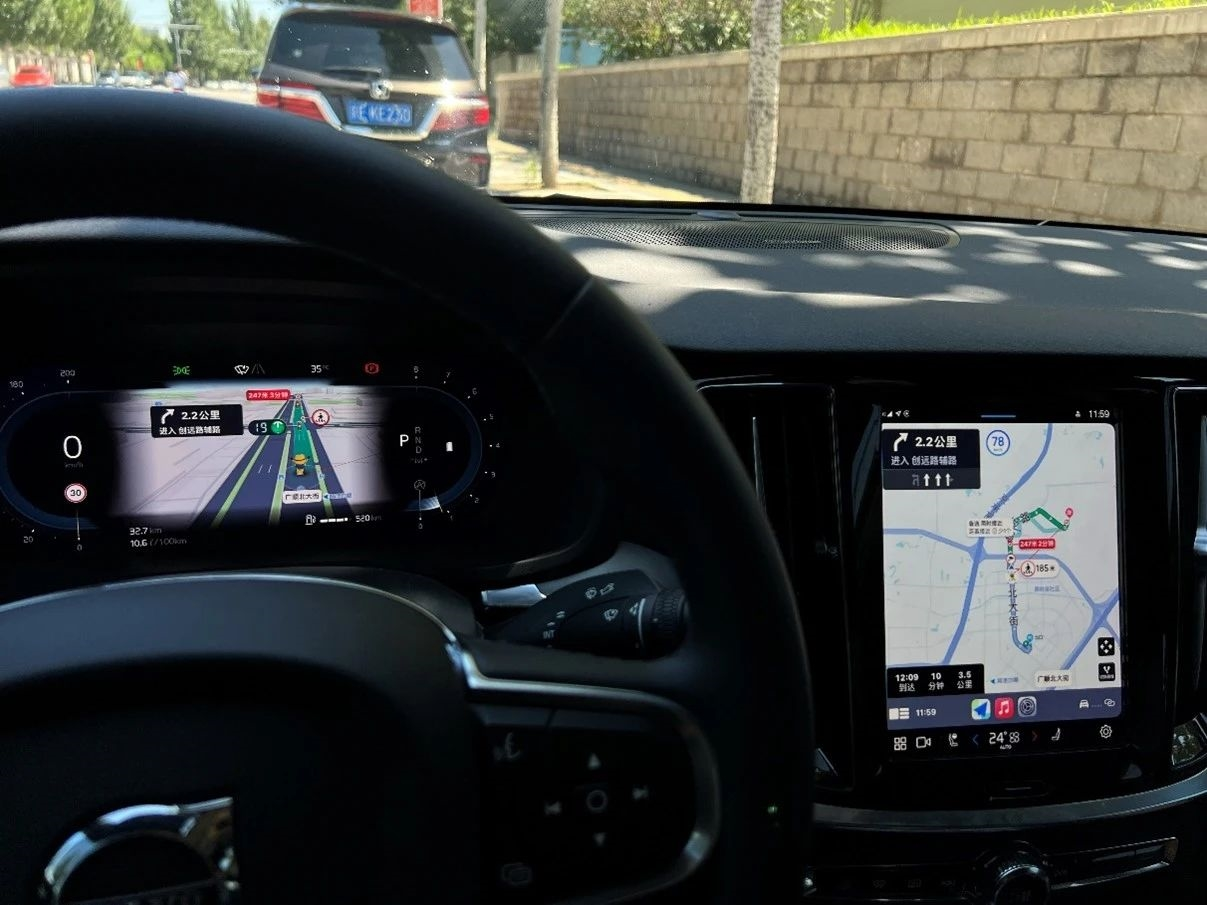 高德地图首家适配苹果CarPlay仪表盘导航，提升驾车体验