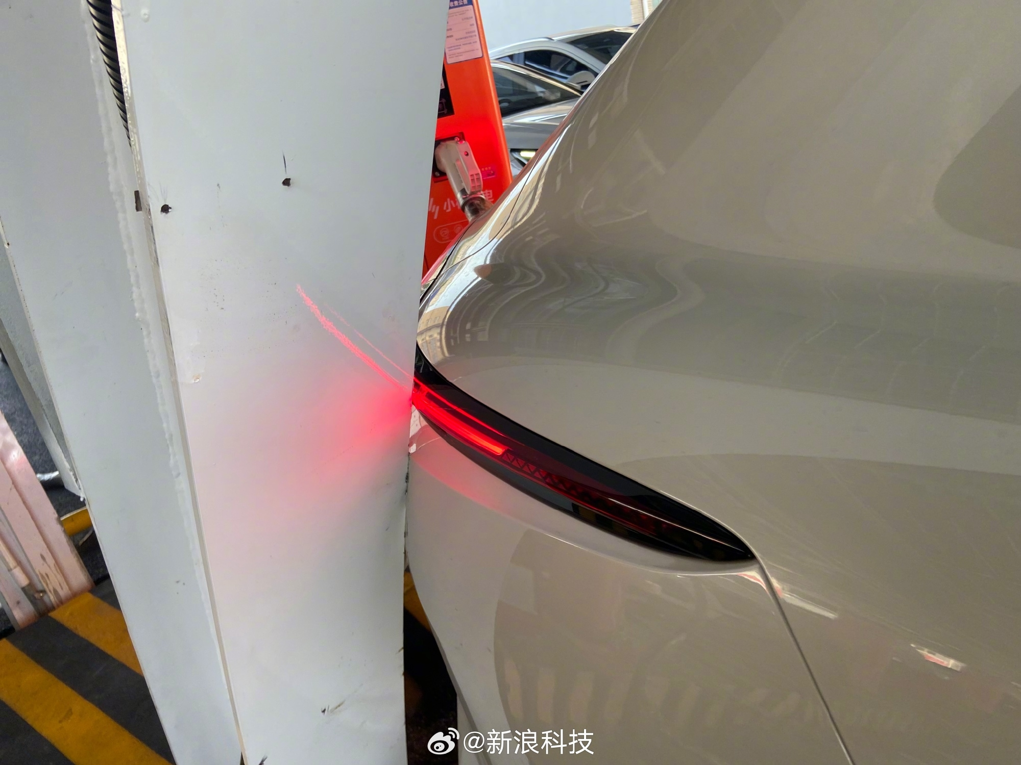 智己自动泊车撞上柱子,车主被要求自行保险维修引发争议