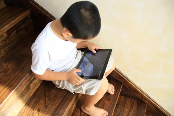 研究显示长时间使用iPad可能导致儿童易怒,专家建议适度控制使用频率
