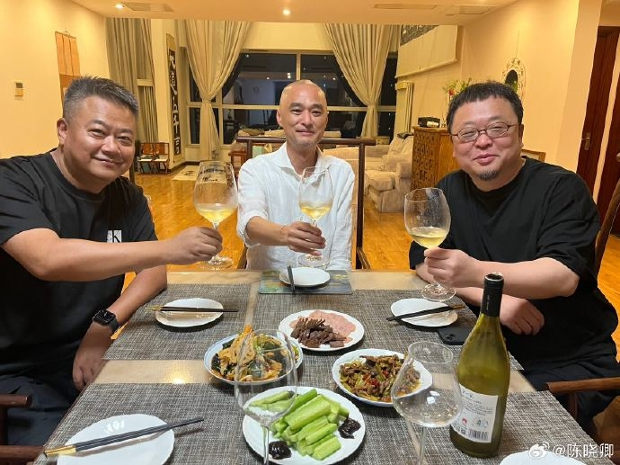 罗永浩与冯唐聚餐,灿烂笑容下的“苹果手机”引发热议