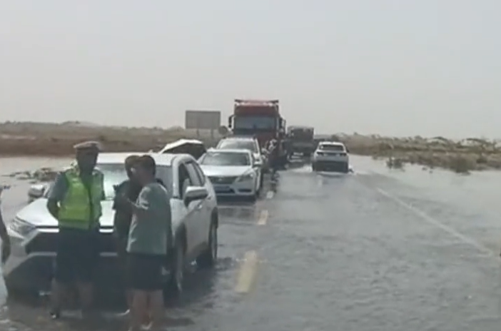塔克拉玛干沙漠突降暴雨引发洪水,多辆自驾车熄火停滞公路