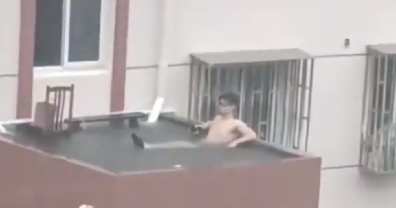 台风“贝碧嘉”过境上海,男子积水天台泡澡引热议