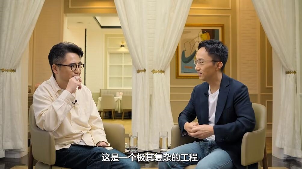 华为Mate XT非凡大师:天工铰链系统攻克三折叠难题,李小龙揭秘背后技术突破