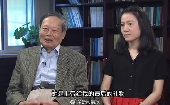 杨振宁与妻子翁帆共庆102岁生日:感叹她是“上帝给我的最后礼物”,引发网友热议与祝福