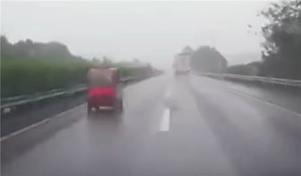 老头乐高速路上逆行被撞,现场惨烈引发热议