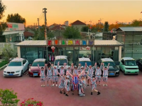 迈巴赫新车漏水引发热议，网红博主创歌讽刺维权引关注