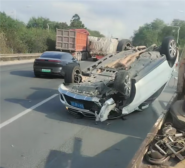 特斯拉Model 3高速失控酿车祸:连撞两车致奔驰SUV翻车 事故原因引发热议