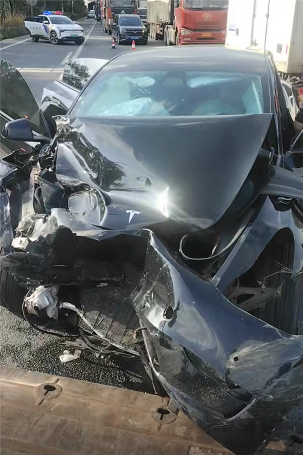 特斯拉Model 3高速失控酿车祸:连撞两车致奔驰SUV翻车 事故原因引发热议