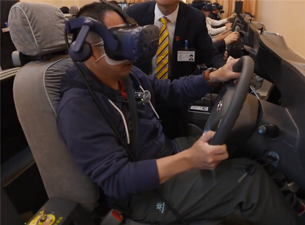 周鸿祎考驾照戴VR眼镜练车,一脚油门干到“马路牙子”上