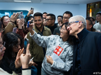 苹果CEO库克现身新浪总部,微博CEO王高飞全程陪同引员工围观