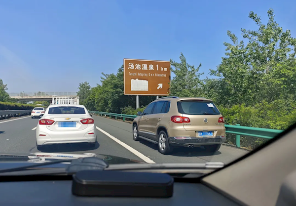 超15000辆车因违法占用应急车道被举报:生命通道不可滥用