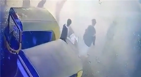 印度男子为赢一辆人力三轮车打赌坐烟花,不幸被烧身亡