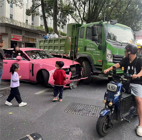 劳斯莱斯女车主因宽容态度走红:货车全责撞车,她选择不让对方掏钱