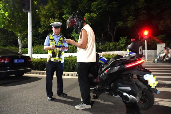 两男子骑改装电动车炫技被拘留5日,交警严打威胁公共安全行为