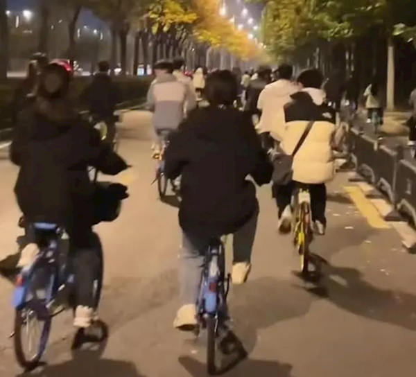 郑州大学生“夜袭”开封引共享单车挤满街头,调度员直呼“拉不完”