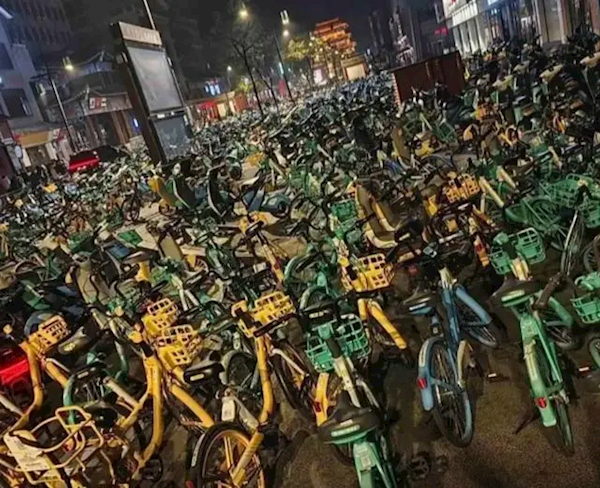 郑州大学生“夜袭”开封引共享单车挤满街头,调度员直呼“拉不完”