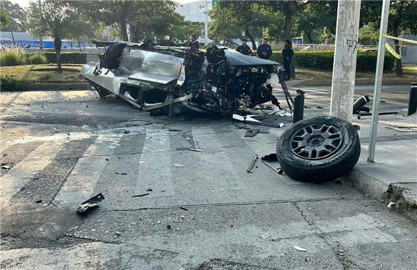 特斯拉Cybertruck在墨西哥发生严重车祸,车内人员奇迹生还