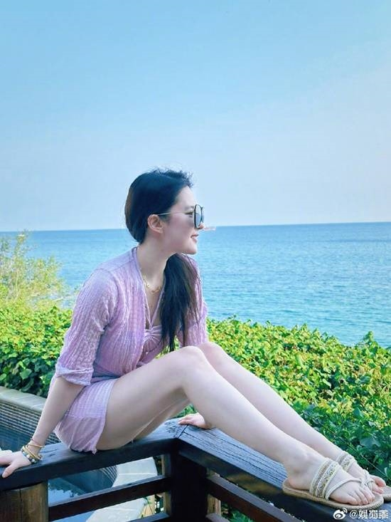 刘亦菲度假美照热搜引热议，女神状态出众秀美腿
