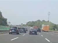 高速路上的奇怪现象:十几辆车组团慢行引发热议